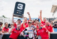 Veda Ega Pratama Naik Podium Finis Ketiga, Ukir Sejarah sebagai Pebalap Indonesia Pertama Moto3 Brasil 2026 Veda Ega Pratama bersama tim usai meraih podium Moto3 Brasil 2026. Foto: Instagram Veda Egapratama