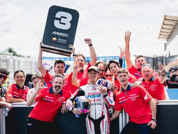 Veda Ega Pratama bersama tim usai meraih podium Moto3 Brasil 2026. Foto: Instagram Veda Egapratama