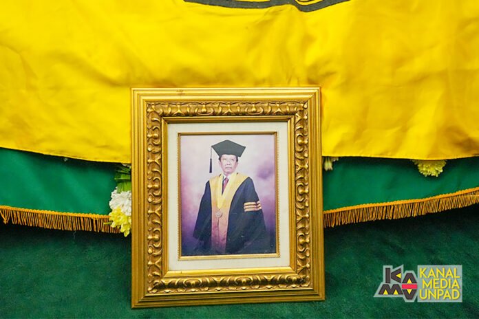 Jenazah Prof. Dr. Rachmat Soelaeman, dr. SpPD-KGH, FINASIM, saat tiba di Masjid Al Jihad Unpad, Jl. Dipati Ukur No. 35 Bandung, pada Jumat 27 Maret 2026. Foto: Dok. Kantor Komunikasi Publik Unpad Jenazah Prof. Dr. Rachmat Soelaeman, dr. SpPD-KGH, FINASIM, saat tiba di Masjid Al Jihad Unpad, Jl. Dipati Ukur No. 35 Bandung, pada Jumat 27 Maret 2026. Foto: Dok. Kantor Komunikasi Publik Unpad