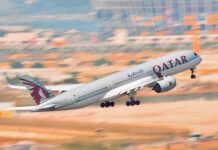 Ketegangan Teluk Memanas, Qatar Airways Hentikan Sementara Penerbangan dari dan ke Doha Pesawat Qatar Airways sedang mengudara. Foto: IG Qatar Airways