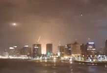 Langit Tel Aviv Dipenuhi Rudal, Ketegangan Iran–Israel Masuk Fase Baru Kondisi langit Tel Aviv saat sistem pertahanan udara Israel mencegat rudal yang diluncurkan ke wilayahnya. Foto: Tangkapan Layar/Ist