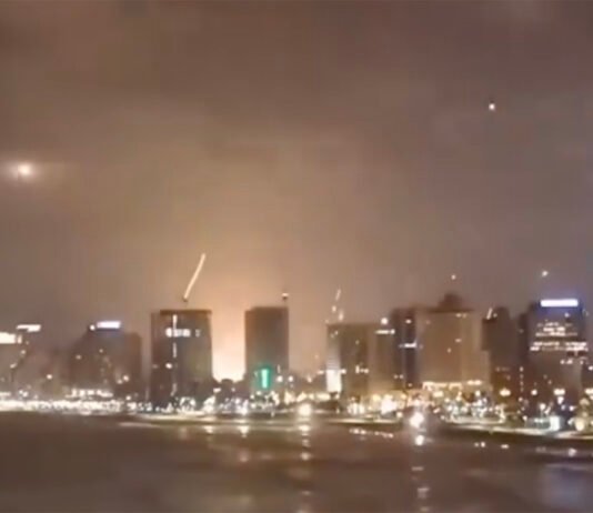 Langit Tel Aviv Dipenuhi Rudal, Ketegangan Iran–Israel Masuk Fase Baru Kondisi langit Tel Aviv saat sistem pertahanan udara Israel mencegat rudal yang diluncurkan ke wilayahnya. Foto: Tangkapan Layar/Ist