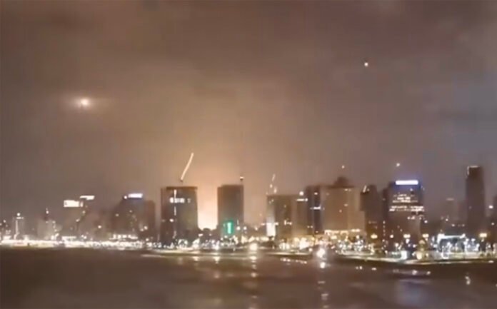 Kondisi langit Tel Aviv saat sistem pertahanan udara Israel mencegat rudal yang diluncurkan ke wilayahnya. Foto: Tangkapan Layar/Ist