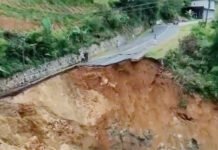 Jalur Utama Banjarnegara–Dieng Putus Total Akibat Longsor, Badan Jalan Ambrol 50 Meter Tangkapan layar kondisi jalan ambrol di Desa Ratamba, Banjarnegara yang memutus akses utama menuju kawasan wisata Dieng akibat longsor. Foto: Istimewa