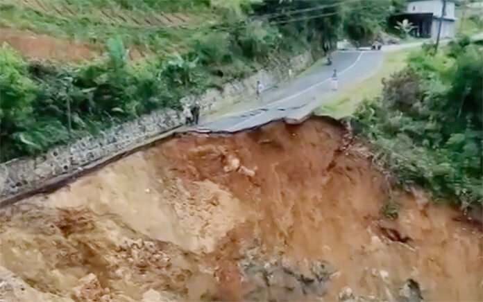 Tangkapan layar kondisi jalan ambrol di Desa Ratamba, Banjarnegara yang memutus akses utama menuju kawasan wisata Dieng akibat longsor. Foto: Istimewa