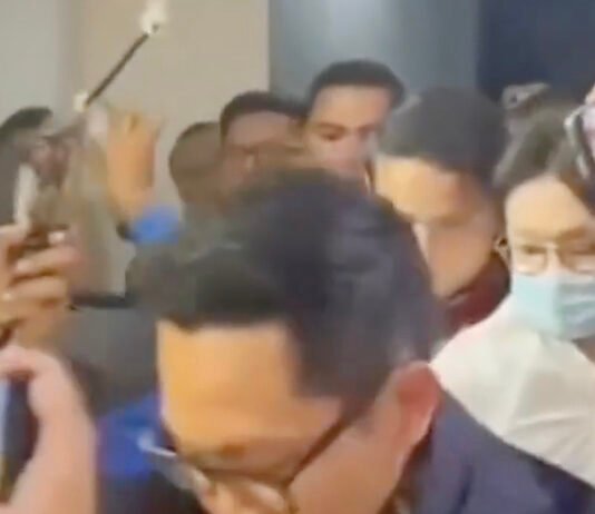 Kasus Produk Kecantikan Bergulir Panjang, Richard Lee Akhirnya Ditahan Polda Metro Jaya Dokter Richard Lee usai menjalani pemeriksaan di Polda Metro Jaya terkait kasus dugaan pelanggaran perlindungan konsumen. Foto: Tangkapan Layar/Istimewa