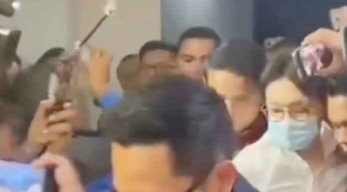 Kasus Produk Kecantikan Bergulir Panjang, Richard Lee Akhirnya Ditahan Polda Metro Jaya Dokter Richard Lee usai menjalani pemeriksaan di Polda Metro Jaya terkait kasus dugaan pelanggaran perlindungan konsumen. Foto: Tangkapan Layar/Istimewa