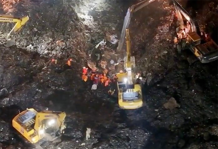 Proses evakuasi korban longsor sampah di TPST Bantargebang Bekasi oleh tim SAR gabungan. Foto: Tangkapan Layar IG @omroy02_