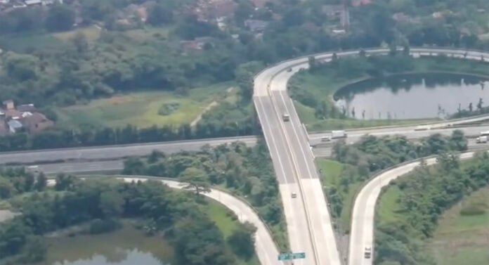 Pemantauan arus mudik di jalur penyeberangan Merak–Bakauheni dari udara. Foto: Tangkapan Layar Video Div. Humas Polri