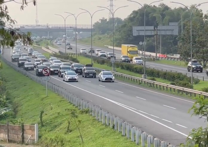 Rekayasa lalu lintas one way nasional di Tol Trans Jawa saat arus mudik. Foto: Tangkapan Layar IG @suherlan_alans