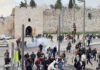 Salat Id di Al-Aqsa Terganggu, Jemaah Dihadang Aparat Israel di Yerusalem Pasukan Israel membubarkan jemaah dan menghalangi pelaksanaan Salat Id di Bab al-Sahira, akses terdekat menuju Masjid Al-Aqsa. Foto: dok. tangkapan layar Instagram @alaasous.ps