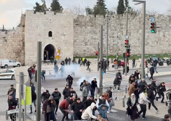 Pasukan Israel membubarkan jemaah dan menghalangi pelaksanaan Salat Id di Bab al-Sahira, akses terdekat menuju Masjid Al-Aqsa. Foto: dok. tangkapan layar Instagram @alaasous.ps Pasukan Israel membubarkan jemaah dan menghalangi pelaksanaan Salat Id di Bab al-Sahira, akses terdekat menuju Masjid Al-Aqsa. Foto: dok. tangkapan layar Instagram @alaasous.ps