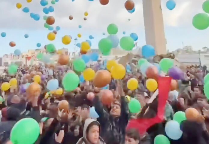 Anak-anak di Gaza bermain dan menerbangkan balon usai salat Idul Fitri. Foto: Tangkapan Layar IG @madji_fathi Anak-anak di Gaza bermain dan menerbangkan balon usai salat Idul Fitri. Foto: Tangkapan Layar IG @madji_fathi