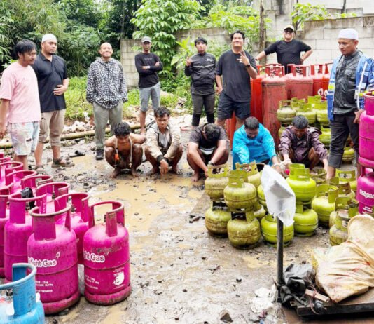 Gudang Sunyi di Rumpin Ternyata Jadi Pabrik Oplos LPG 3 Kg Barang bukti tabung LPG hasil penggerebekan di Rumpin, Bogor. Foto: Polri