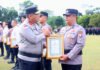Polisi di Anambas Jadi Sopir Jenazah Gratis, 9 Tahun Antar Warga Hingga Peristirahatan Terakhir Aipda Raja Faisal Mushawir menerima penghargaan pada peringatan Hari Kesadaran Nasional 2026. Foto: Dok. Polri