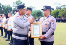 Polisi di Anambas Jadi Sopir Jenazah Gratis, 9 Tahun Antar Warga Hingga Peristirahatan Terakhir Aipda Raja Faisal Mushawir menerima penghargaan pada peringatan Hari Kesadaran Nasional 2026. Foto: Dok. Polri