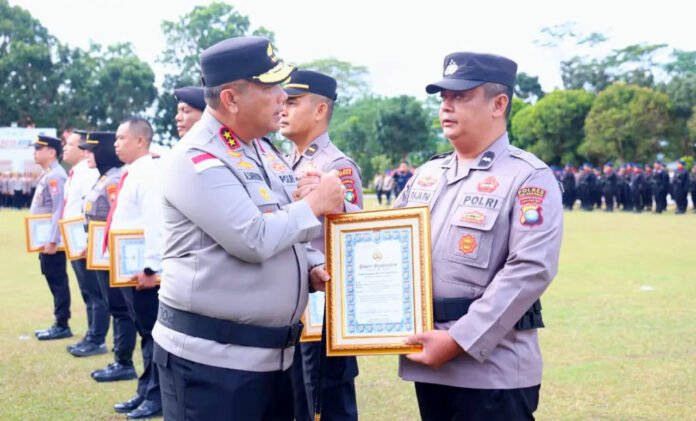 Aipda Raja Faisal Mushawir menerima penghargaan pada peringatan Hari Kesadaran Nasional 2026. Foto: Dok. Polri Aipda Raja Faisal Mushawir menerima penghargaan pada peringatan Hari Kesadaran Nasional 2026. Foto: Dok. Polri