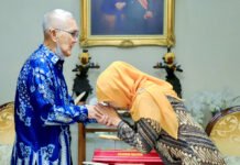 Try Sutrisno Wafat, Khofifah Ajak Warga Jatim Kibarkan Merah Putih Setengah Tiang Dua Hari Gubernur Jawa Timur Khofifah Indar Parawansa saat sowan ke kediaman almarhum Try Sutrisno. Foto: Istimewa