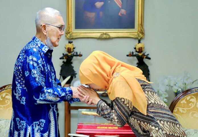 Gubernur Jawa Timur Khofifah Indar Parawansa saat sowan ke kediaman almarhum Try Sutrisno. Foto: Istimewa Gubernur Jawa Timur Khofifah Indar Parawansa saat sowan ke kediaman almarhum Try Sutrisno. Foto: Istimewa