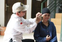 BAZNAS Salurkan Alat Bantu Dengar, Akses Pendidikan Anak Disabilitas Jadi Perhatian Penyerahan alat bantu dengar kepada anak penyandang disabilitas di Tebet, Jakarta Selatan. Foto: BAZNAS