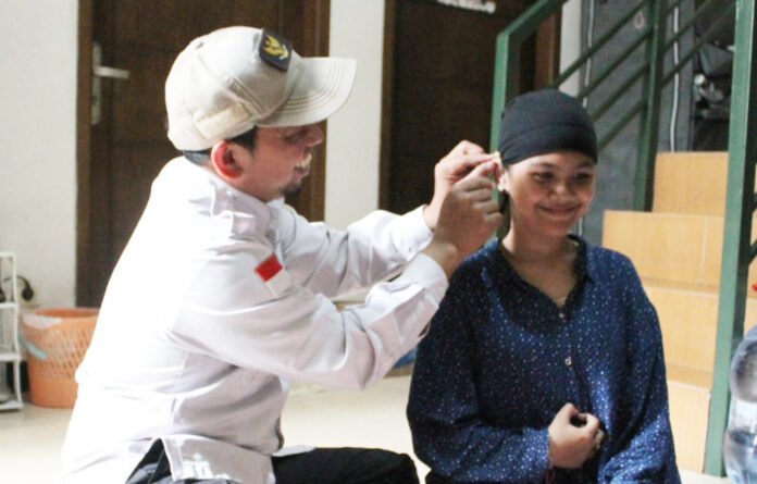 Penyerahan alat bantu dengar kepada anak penyandang disabilitas di Tebet, Jakarta Selatan. Foto: BAZNAS Penyerahan alat bantu dengar kepada anak penyandang disabilitas di Tebet, Jakarta Selatan. Foto: BAZNAS