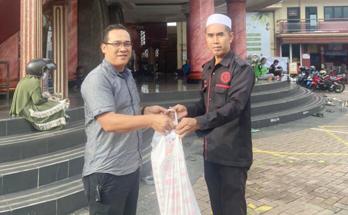 BRI BO Depok membagikan paket makanan berbuka puasa kepada warga di kawasan Tole Iskandar, Depok. Foto: BRI BRI BO Depok membagikan paket makanan berbuka puasa kepada warga di kawasan Tole Iskandar, Depok. Foto: BRI