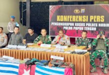 Kontak Tembak di Kali Nabarua, Aparat Kejar DPO KKB dan Sita Ratusan Amunisi Konferensi pers aparat gabungan terkait penindakan di Kali Nabarua, Nabire. Foto: Polri