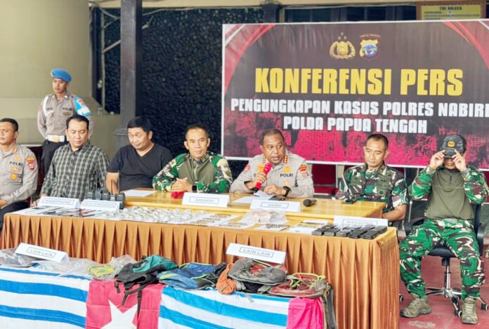 Konferensi pers aparat gabungan terkait penindakan di Kali Nabarua, Nabire. Foto: Polri Konferensi pers aparat gabungan terkait penindakan di Kali Nabarua, Nabire. Foto: Polri