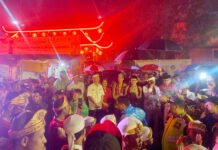 Jas Hujan Mendadak Jadi Primadona di BSF Cap Go Meh 2026 Bogor Pengunjung mengenakan jas hujan saat menyaksikan parade BSF Cap Go Meh 2026 di Suryakencana, Bogor. Foto: Pemkot Bogor