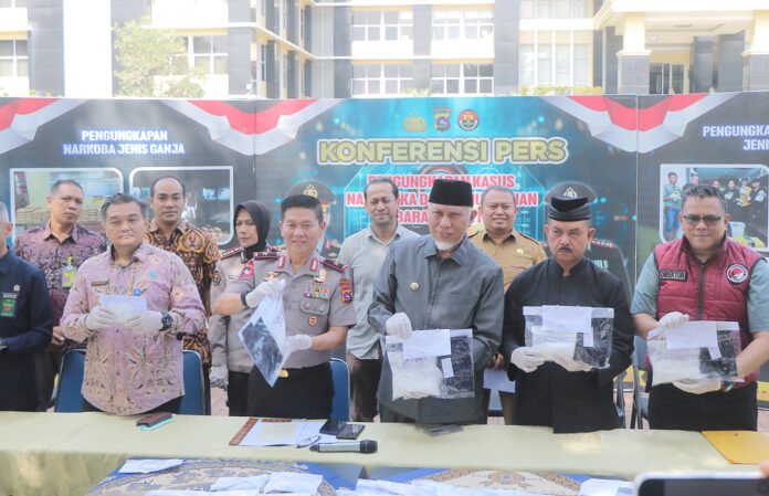 Petugas menunjukkan barang bukti sabu hasil pengungkapan Ditresnarkoba Polda Sumbar. Foto: Polri Petugas menunjukkan barang bukti sabu hasil pengungkapan Ditresnarkoba Polda Sumbar. Foto: Polri