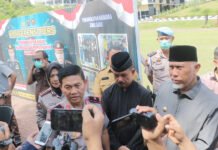 Mahyeldi Buka Suara soal Narkoba: Sumbar Tak Lagi Sekadar Jalur, Indikasi Produksi Mulai Terendus Gubernur Sumbar saat konferensi pers terkait pengungkapan kasus narkoba di Polda Sumbar. Foto: Polri