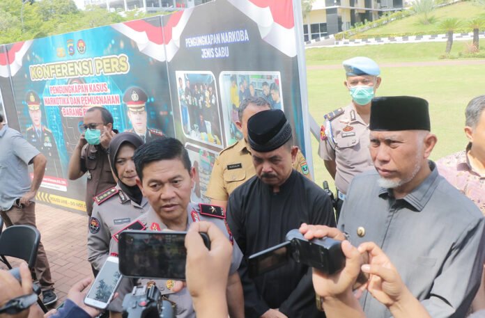 Gubernur Sumbar saat konferensi pers terkait pengungkapan kasus narkoba di Polda Sumbar. Foto: Polri Gubernur Sumbar saat konferensi pers terkait pengungkapan kasus narkoba di Polda Sumbar. Foto: Polri