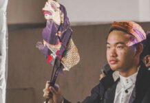 Berdarah Tionghoa, Christopher Mahasiswa ITS Pilih Jalur Wayang dan Tembus Forum Dunia Christopher Jason Santoso, mahasiswa ITS dan dalang muda Surabaya. Foto: Humas ITS