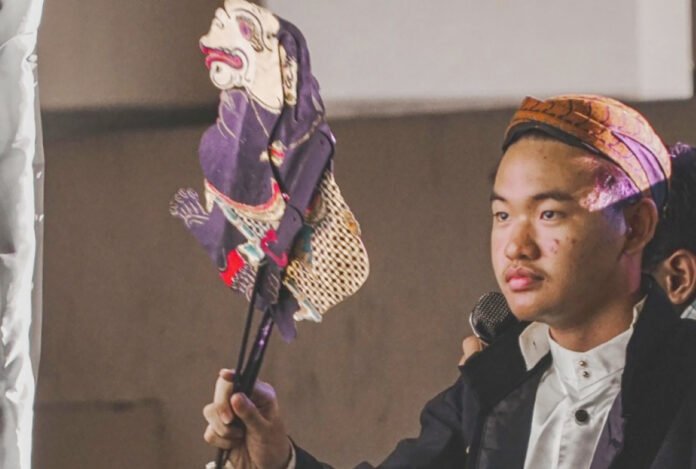 Christopher Jason Santoso, mahasiswa ITS dan dalang muda Surabaya. Foto: Humas ITS Christopher Jason Santoso, mahasiswa ITS dan dalang muda Surabaya. Foto: Humas ITS