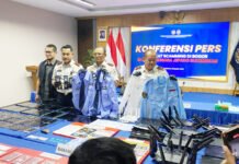 13 Warga Negara Jepang Diciduk di Sentul, Diduga Jalankan Online Scamming dari Tiga Rumah Barang bukti perangkat elektronik dan atribut yang diamankan dalam operasi Imigrasi Bogor. Foto: Imigrasi Bogor