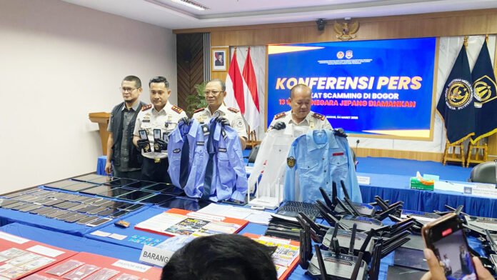 Barang bukti perangkat elektronik dan atribut yang diamankan dalam operasi Imigrasi Bogor. Foto: Imigrasi Bogor Barang bukti perangkat elektronik dan atribut yang diamankan dalam operasi Imigrasi Bogor. Foto: Imigrasi Bogor