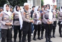 Demo di Depan Mabes Polri Saat Ramadhan, Polda Metro Jaya Pilih Pendekatan Religius 6. Judul Foto: Personel Polda Metro Jaya berjaga saat aksi mahasiswa di depan Mabes Polri, Jakarta. Foto: Polri