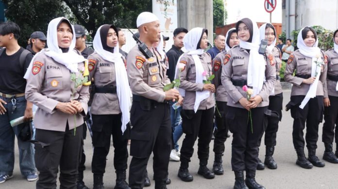 6. Judul Foto: Personel Polda Metro Jaya berjaga saat aksi mahasiswa di depan Mabes Polri, Jakarta. Foto: Polri