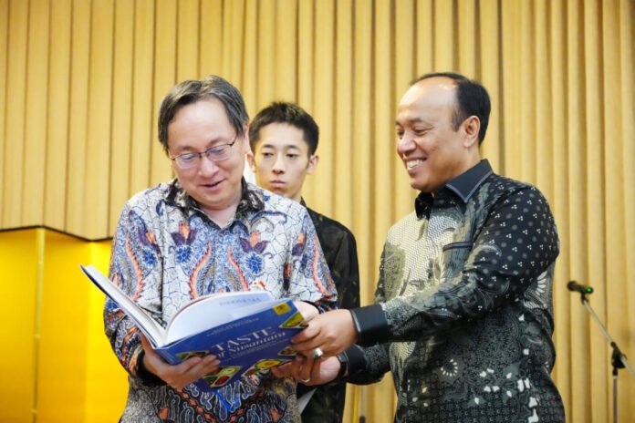 Wakapolri Komjen Pol. Dedi Prasetyo saat memperkenalkan buku Rasa Bhayangkara Nusantara dalam kegiatan di Jakarta. Foto: Polri