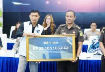 Polri Rampas Aset Judi Online Rp58 Miliar, 133 Rekening Disita untuk Negara Penyerahan aset hasil kejahatan judi online dari Bareskrim Polri kepada Kejaksaan Agung RI. Foto: Polri