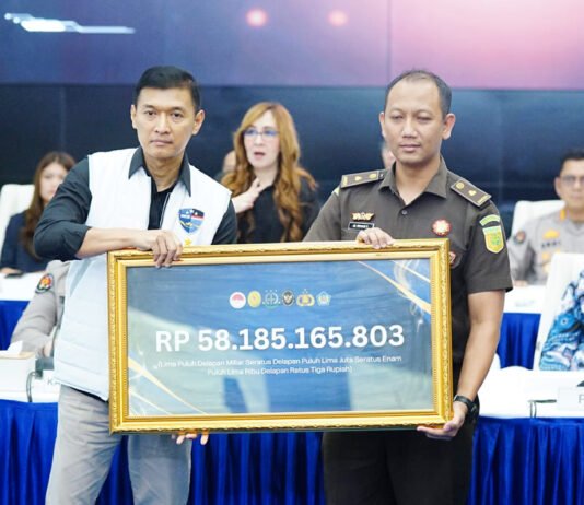 Polri Rampas Aset Judi Online Rp58 Miliar, 133 Rekening Disita untuk Negara Penyerahan aset hasil kejahatan judi online dari Bareskrim Polri kepada Kejaksaan Agung RI. Foto: Polri