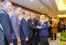 Khofifah Lantik Pengurus IKA Unair DKI Jakarta, Alumni Diminta Aktif Bangun Jejaring dan Buka Akses Magang Ketua Umum PP IKA Unair Khofifah Indar Parawansa melantik Pengurus Wilayah IKA Unair DKI Jakarta periode 2025–2030 di Jakarta. Foto: Dok. Kepala Biro Adm.