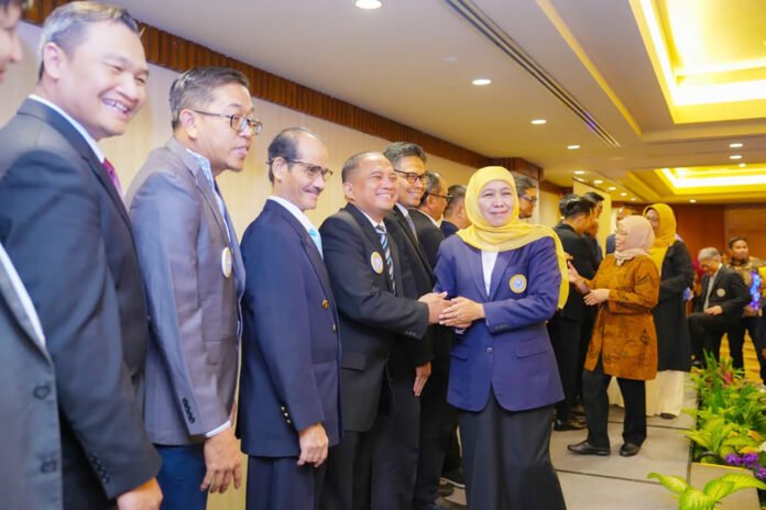 Ketua Umum PP IKA Unair Khofifah Indar Parawansa melantik Pengurus Wilayah IKA Unair DKI Jakarta periode 2025–2030 di Jakarta. Foto: Dok. Kepala Biro Adm.