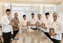 Wakaf Ramadan: Yayasan Muslim Sinar Mas Serahkan 2.000 Mushaf Al-Qur’an ke Jusuf Kalla untuk Masjid di Berbagai Daerah Penyerahan simbolis wakaf 2.000 mushaf Al-Qur’an dari Yayasan Muslim Sinar Mas kepada Jusuf Kalla di Jakarta Selatan, Jumat (6/3/2026). Foto: Humas DMI