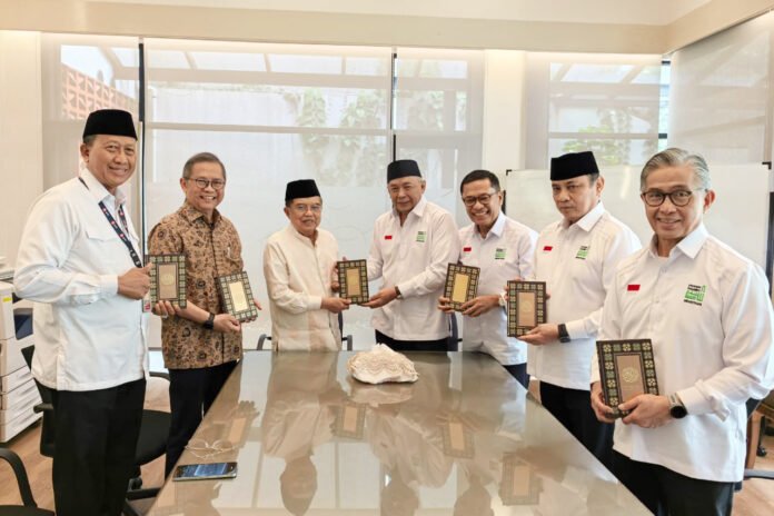 Penyerahan simbolis wakaf 2.000 mushaf Al-Qur’an dari Yayasan Muslim Sinar Mas kepada Jusuf Kalla di Jakarta Selatan, Jumat (6/3/2026). Foto: Humas DMI