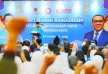Kapolri Ajak Buruh Tetap Solid, Singgung Dampak Gejolak Global ke Dalam Negeri Kapolri Jenderal Listyo Sigit Prabowo saat menghadiri buka puasa bersama jajaran KSPSI di Jawa Barat. Foto: Polri