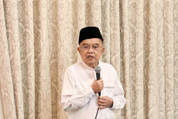 Jusuf Kalla menyampaikan keterangan kepada wartawan usai acara buka puasa bersama KAHMI di kediamannya di Jakarta Selatan, Jumat (6/3/2026). Foto: Istimewa