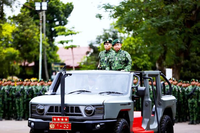 Panglima TNI Jenderal TNI Agus Subiyanto memimpin upacara peringatan HUT ke-65 Kostrad di Markas Divif 1 Kostrad, Cilodong, Depok, Jawa Barat, Jumat (6/3/2026). Foto: TNI