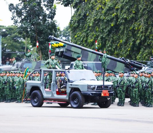 HUT Kostrad ke-65 di Cilodong, Kasad Maruli Turut Hadir Dampingi Panglima TNI Panglima TNI Jenderal TNI Agus Subiyanto melakukan peninjauan pasukan saat peringatan HUT ke-65 Kostrad di Markas Divif 1/Kostrad, Cilodong, Depok, Jumat (6/3/2026). (Dok/TNI)