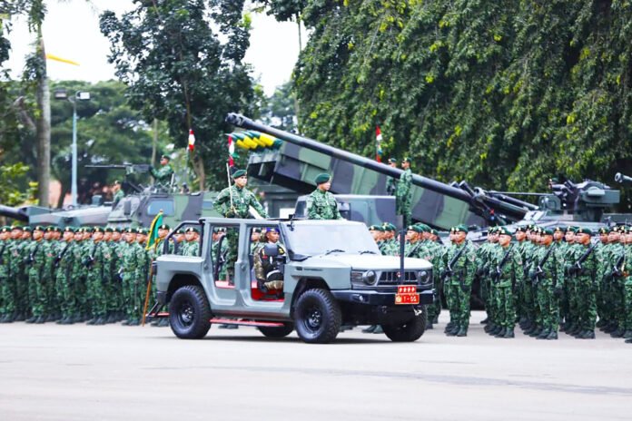Panglima TNI Jenderal TNI Agus Subiyanto melakukan peninjauan pasukan saat peringatan HUT ke-65 Kostrad di Markas Divif 1/Kostrad, Cilodong, Depok, Jumat (6/3/2026). (Dok/TNI)